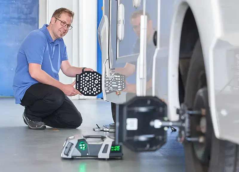 Mit dem Achsmessgerät wird Spur, Nachlauf und Sturz der Achsen am Wohnmobil gemessen Mit dem Achsmessgerät wird Spur, Nachlauf und Sturz der Achsen am Wohnmobil gemessen