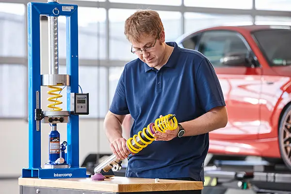 Fahrwerksrevision in der Werkstatt